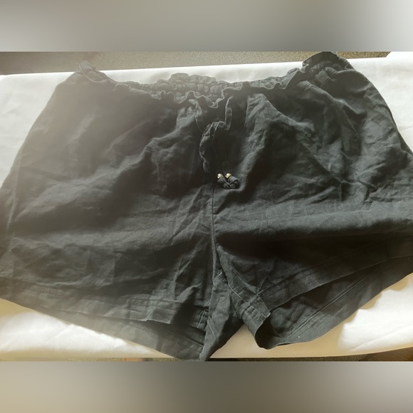 H&M Pants - Black Linen H&M Lettuce Trim shorts Size 12